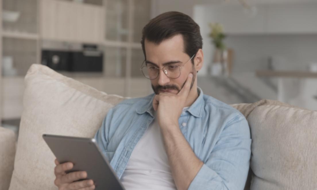 Prowadzący seminarium Datoviu przy tablicy